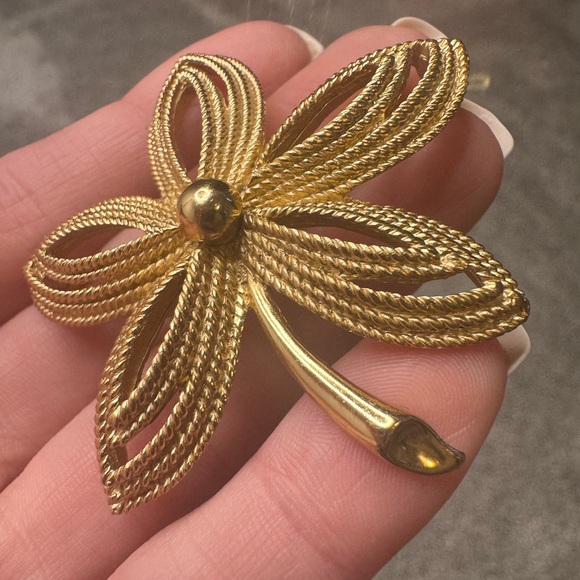 Vintage Trifari Flower Brooch - Picture 4 of 6